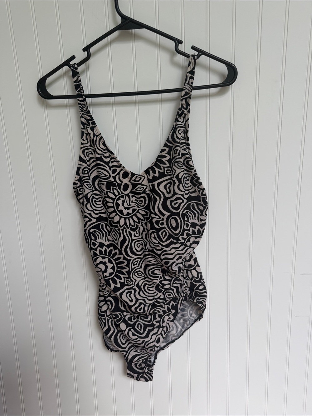 (353)Speedo Black and Beige Floral Print One-Piece Swimsuit